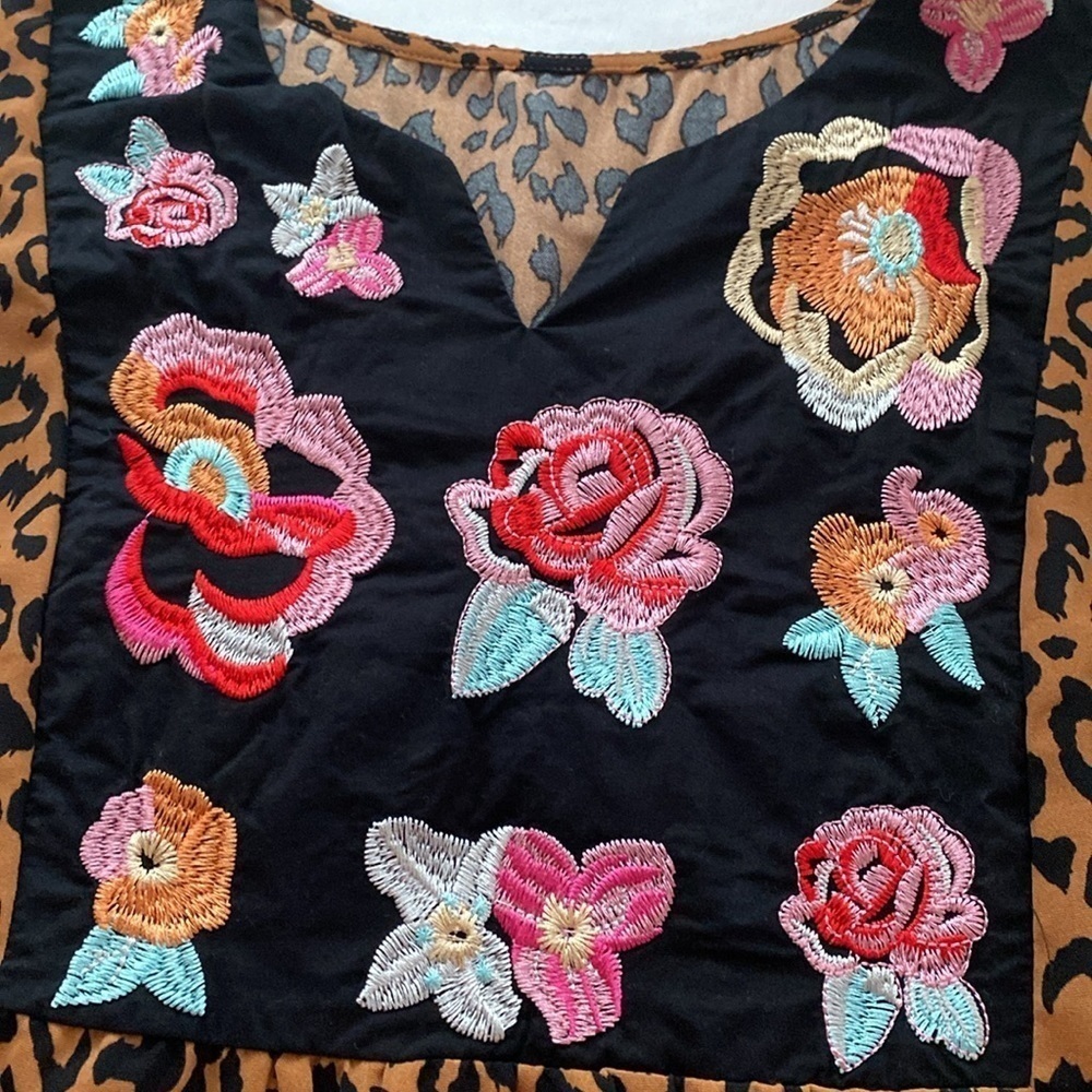Embroidered and animal print blouse flutter sleeves short V-neckline size large - Picture 6 of 8